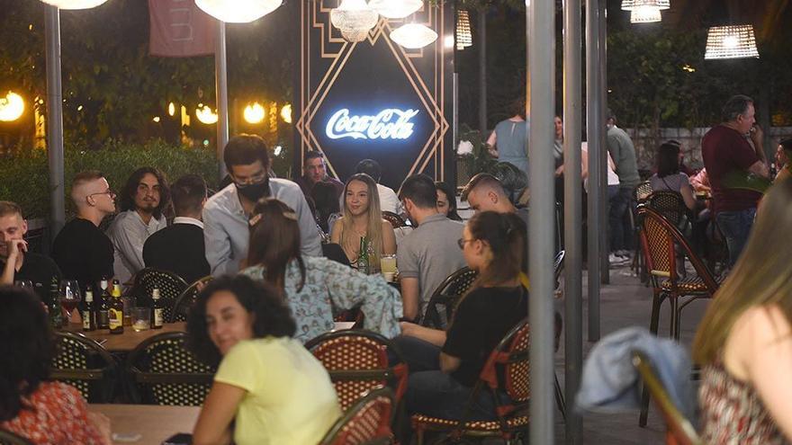 Bares llenos de gente durante la pandemia.