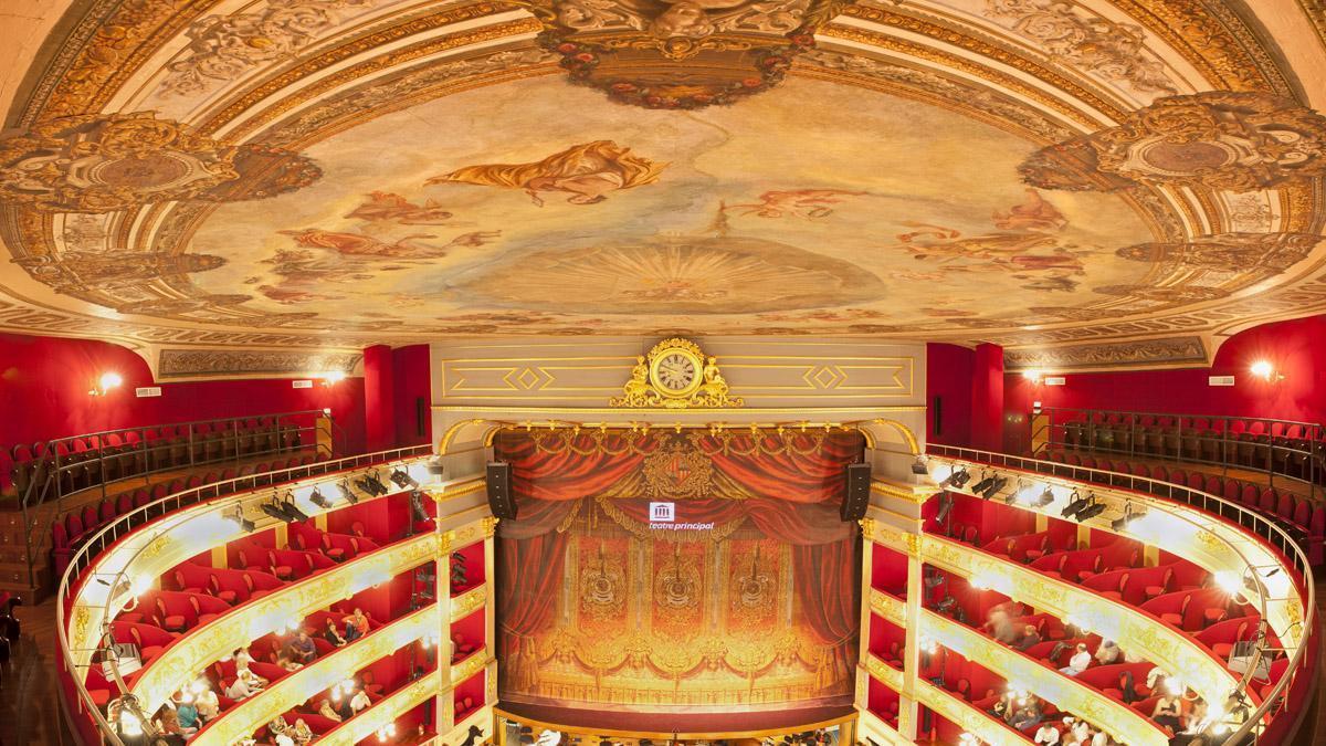 Die Sala Gran im Teatre Principal verfügt über mehr als 800 Plätze. Den wohl imposantesten Blick hat man von ganz oben.