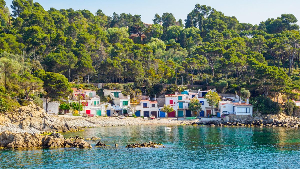 Situada a escasos kilómetros del municipio de Palamós, Cala s’Alguer parece haberse detenido en el tiempo.
