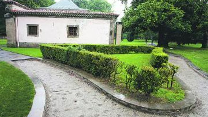 Edificio que alberga la hemeroteca en el parque de Ferrera.