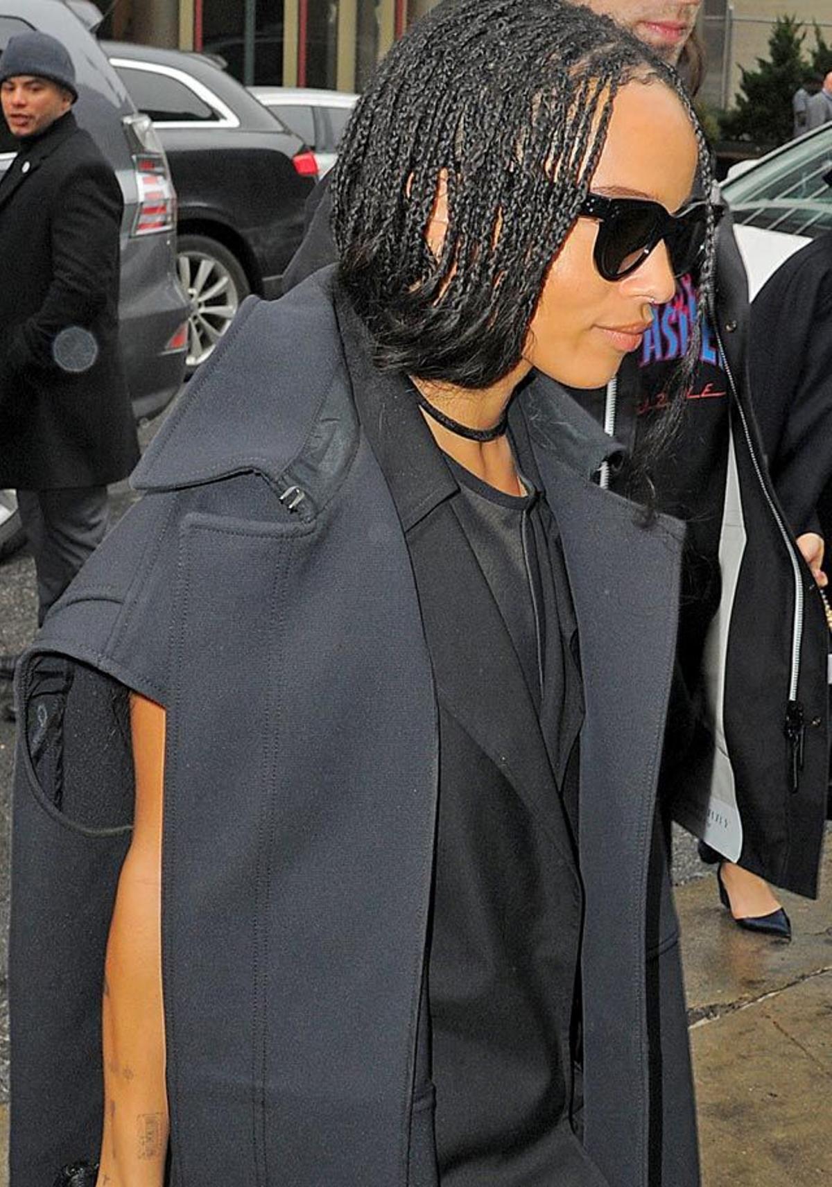 Zoe Kravitz llega al desfile de Vera Wang en la Semana de la Moda de Nueva York.