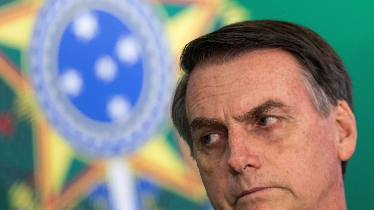 El presidente electo de Brasil  Jair Bolsonaro y el actual mandatario  Michel Temer  fuera de cuadro  ofrecen una declaracion conjunta en el Palacio del Planalto  sede del Gobierno.