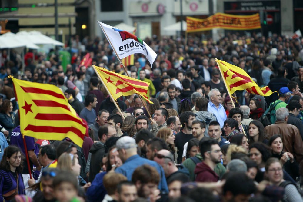 Manifestación en Valencia con motivo del 25 d'Abril