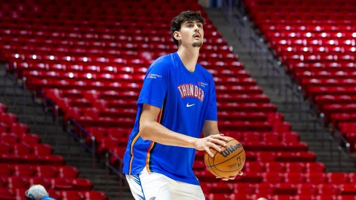 Aday Mara, calentando con los Thunder.