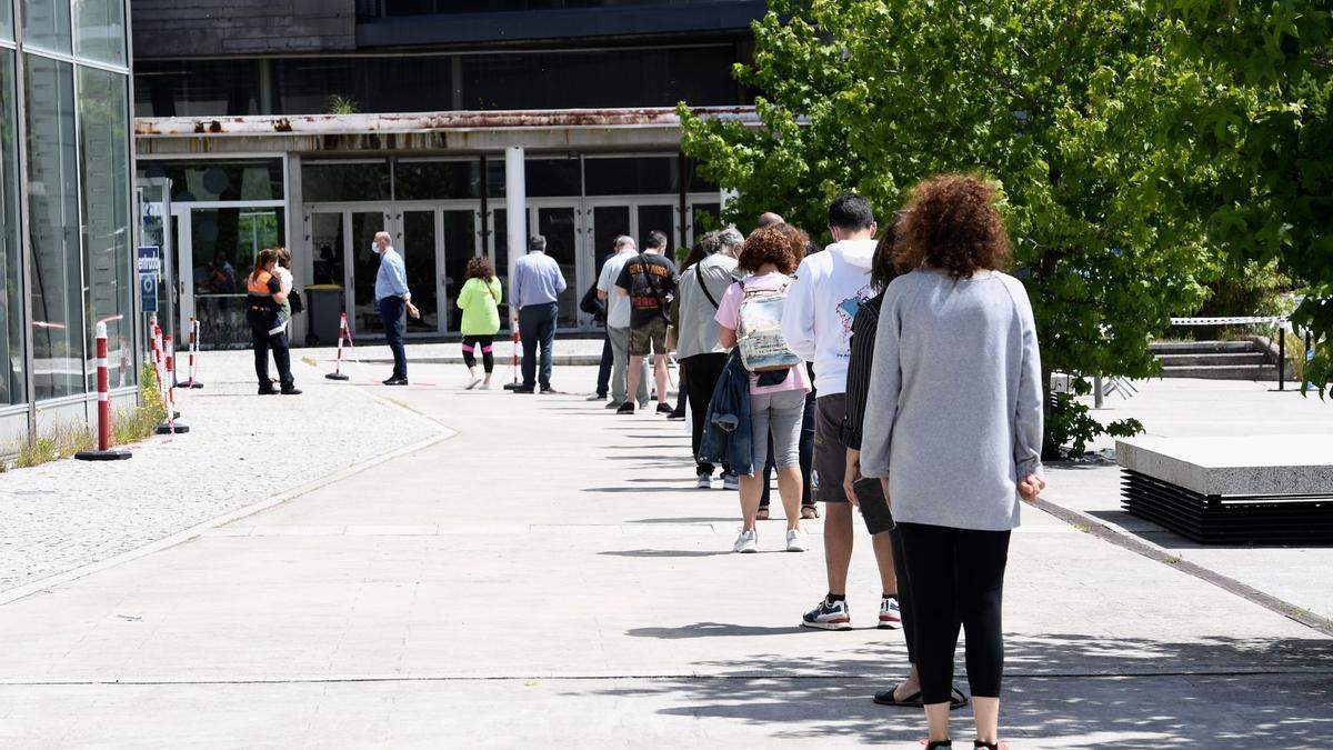 Colas en Expocoruña para recibir la vacuna contra el COVID-19.