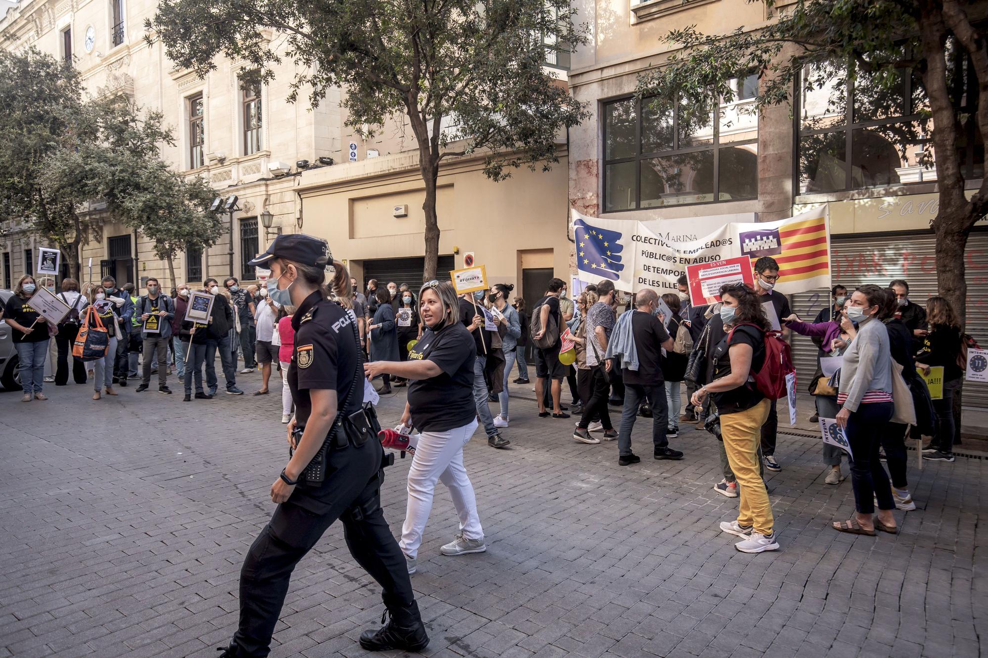 Los funcionarios interinos se manifiestan en Palma