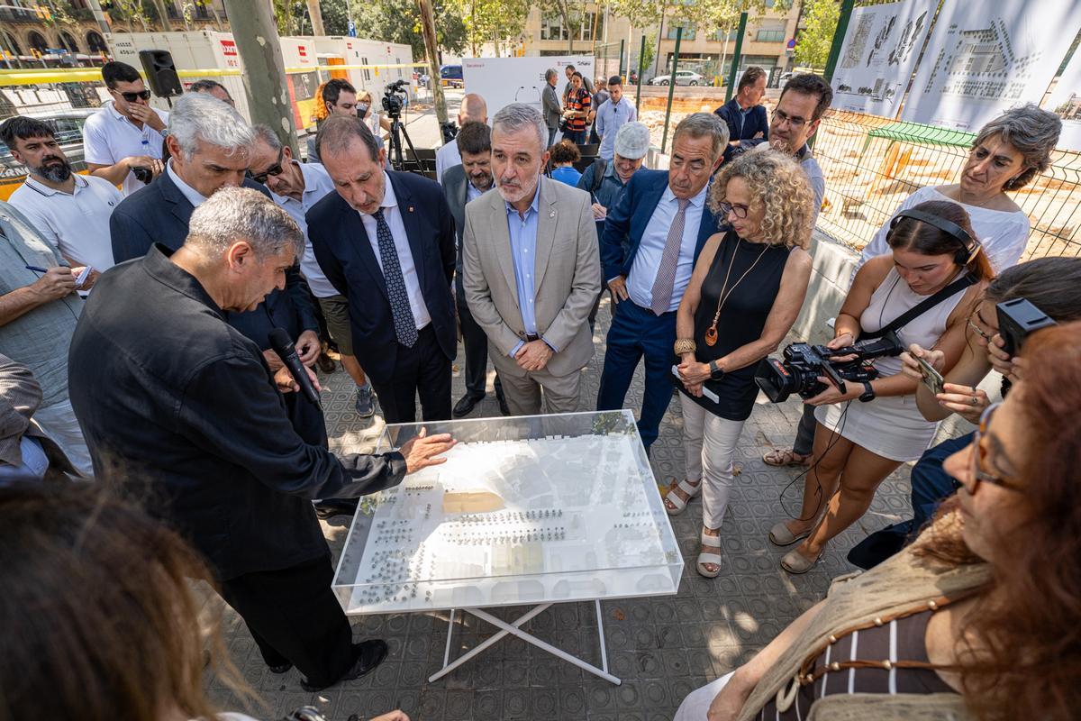 Las autoridades observan una maqueta del nuevo edificio judicial de Lluis Companys.