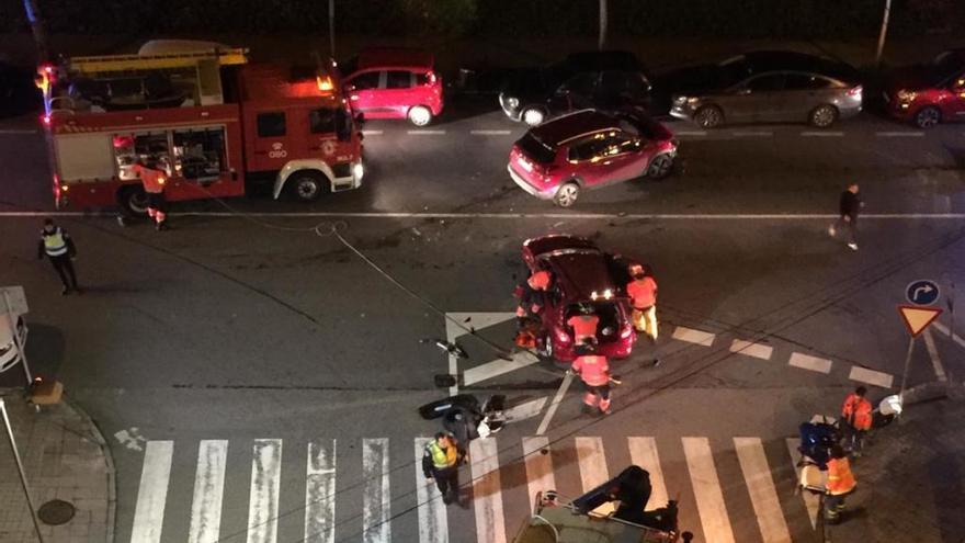 Los bomberos excarcelan al conductor. // J.F. Soage