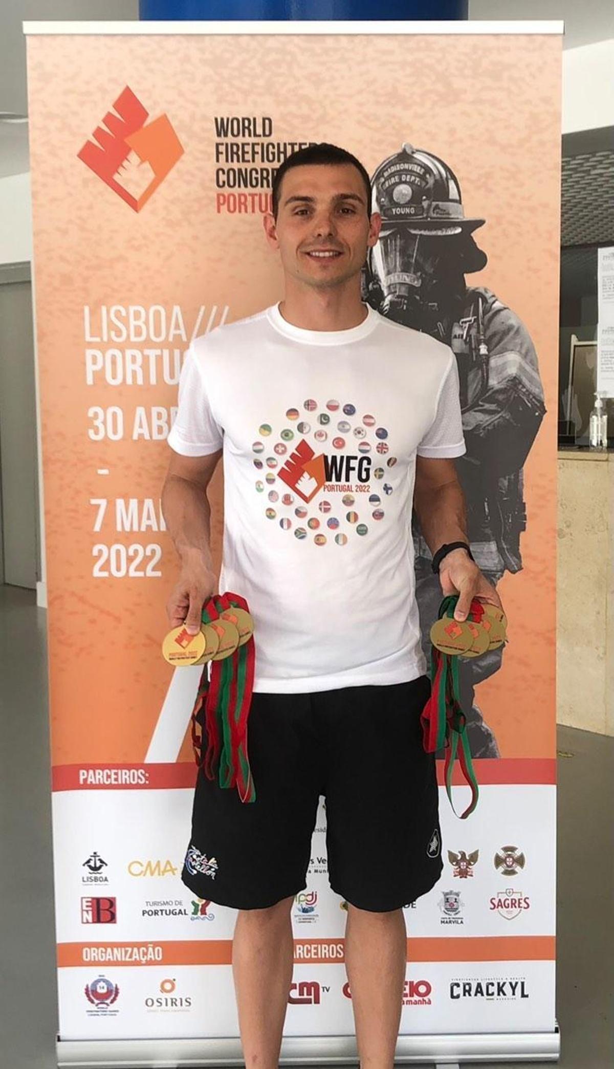 José Luis Carrión con todas sus medallas.
