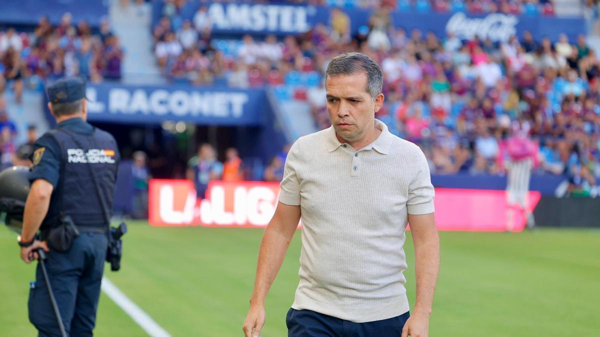 Luís Castro antes del partido.