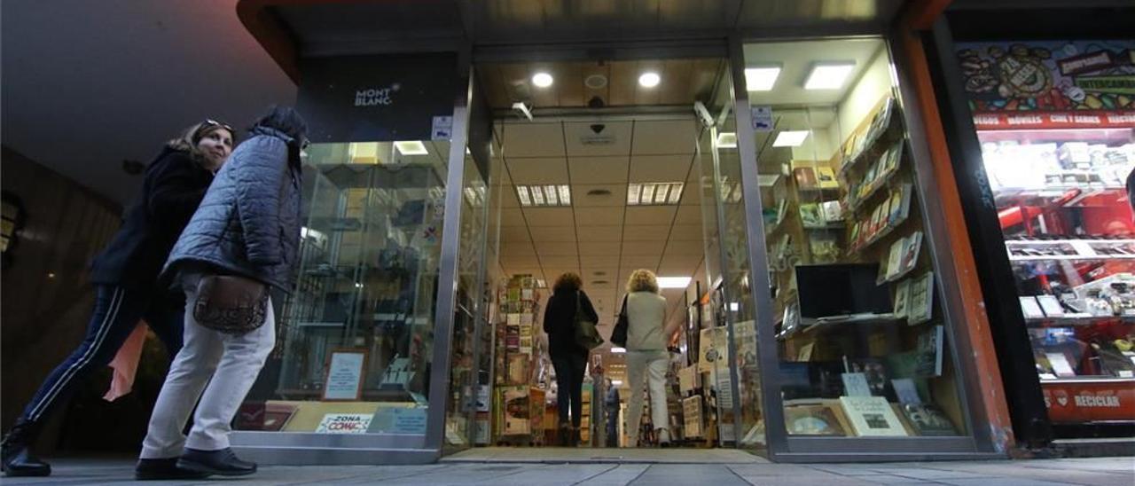 Fachada de la Librería Luque en la calle Jesús y María