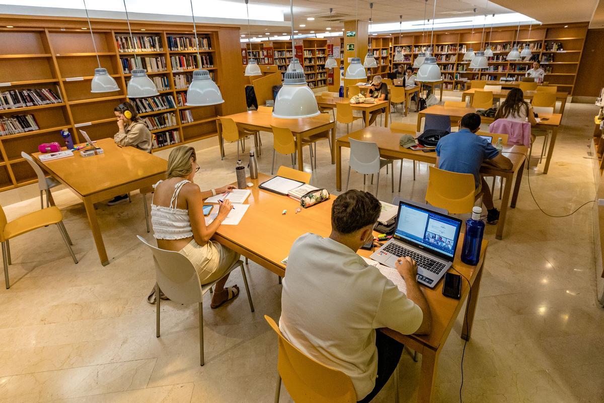Usuarios en la biblioteca municipal de Benidorm.