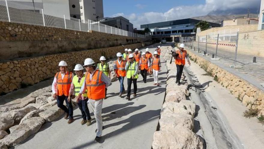 El alcalde y los responsables de Hidraqua durante la visita a las obras.