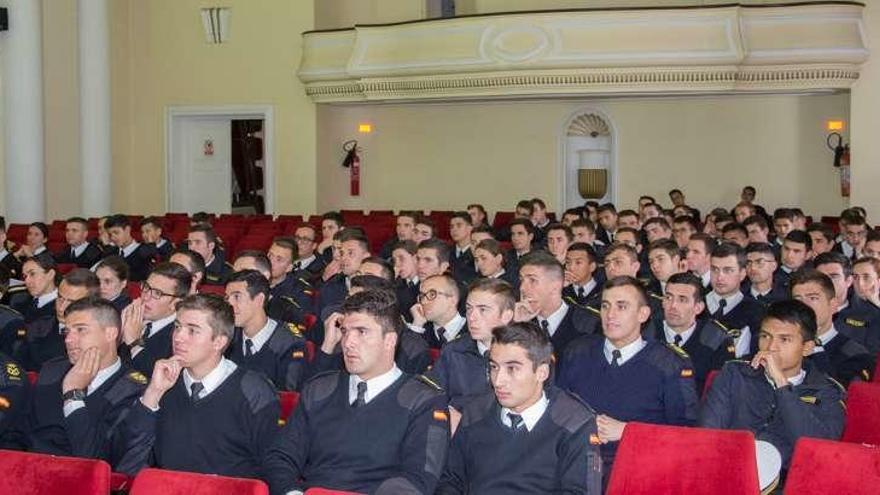 Alumnos asistentes a una de las conferencias impartidas por docentes del campus pontevedrés. //Duvi