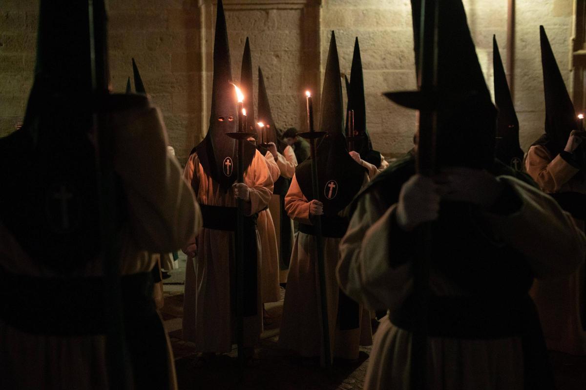 GALERÍA | Penitencia y silencio en la procesión de las Siete Palabras