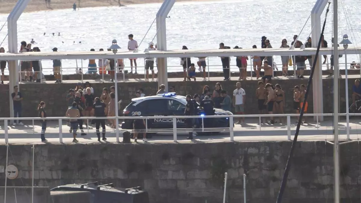 Enorme revuelo en Gijón por una pelea en el espigón de Talasoponiente.
