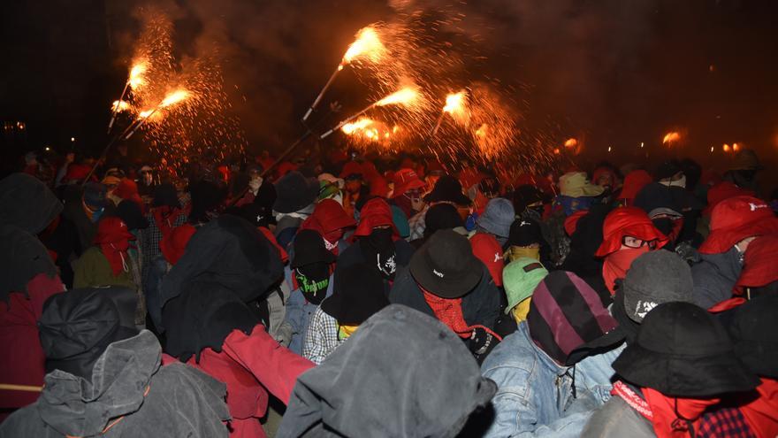 Un compte fals de Facebook obliga a repetir el sorteig dels balcons per veure el correfoc de Manresa