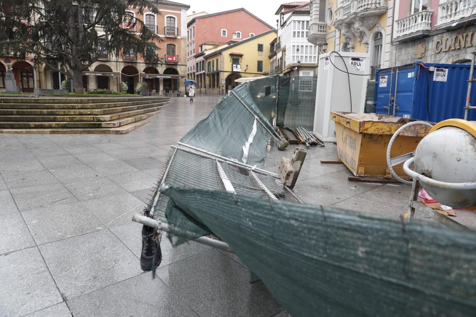 Temporal Herminia en Avilés: paraguas rotos, contendores volando y fuerte oleaje