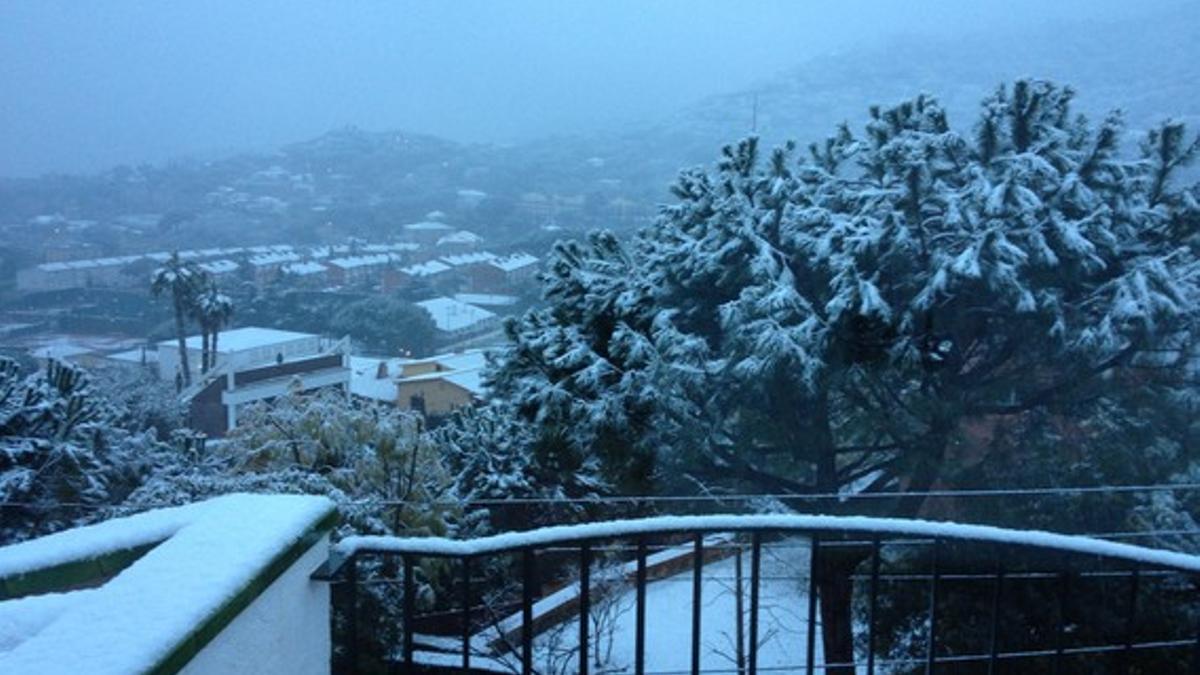 Postal de nieve en Premià de Dalt, este sábado.