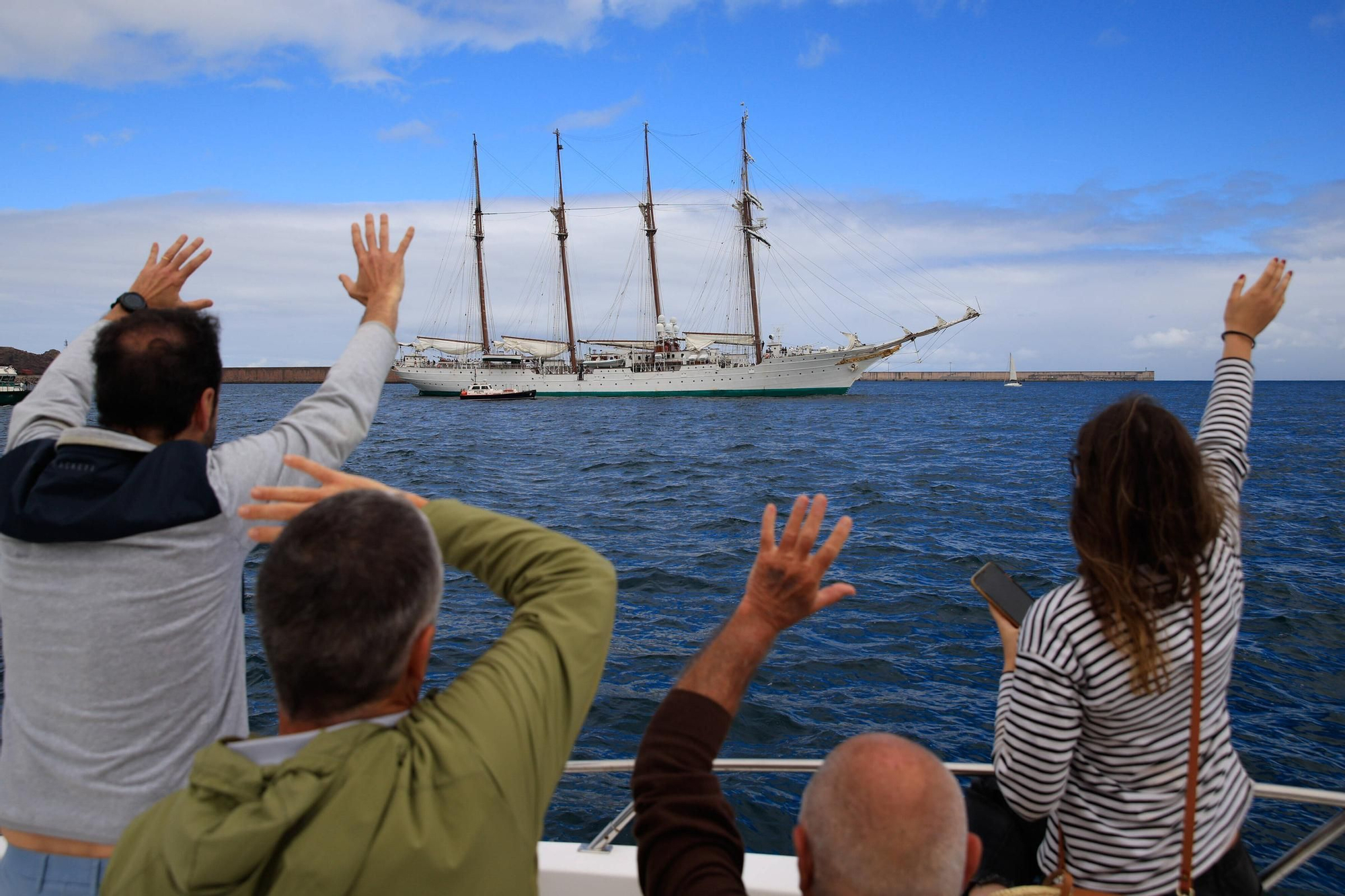 En imágenes: así se despidieron más de 40 embarcaciones del "Elcano" y la "Blas de Lezo" surcando la costa de Gijón