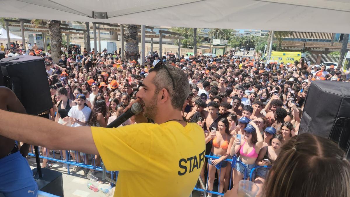 La fiesta de Santa Faz organizada por el Ayuntamiento en la playa de San Juan para los jóvenes