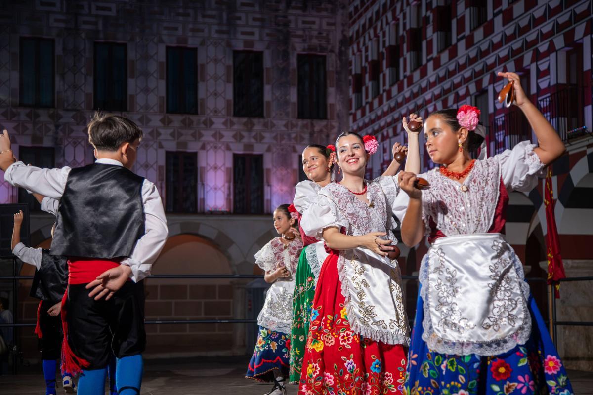 El folklore infantil toma la Plaza Alta de Badajoz