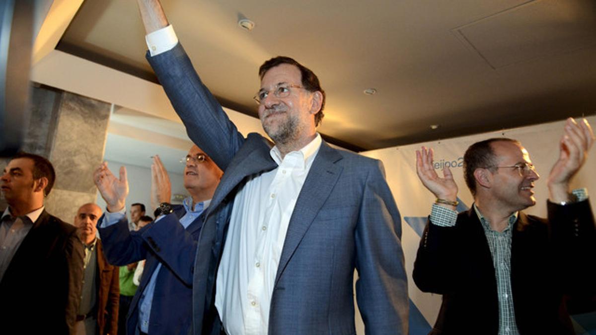 Rajoy, junto al cabeza de lista del PP en Ourense en las autonómicas, Jesús Vázquez (derecha), en un acto preelectoral en la ciudad gallega.