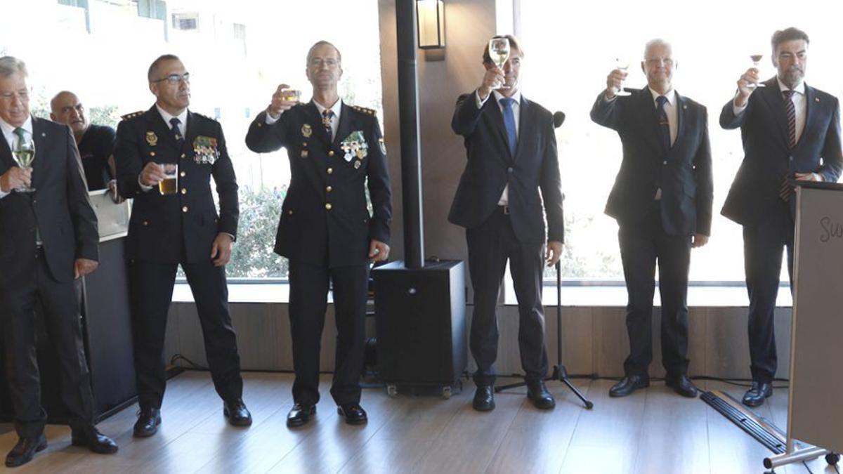 El grupo que acompañó al coronel Poyato hasta el final del cóctel.