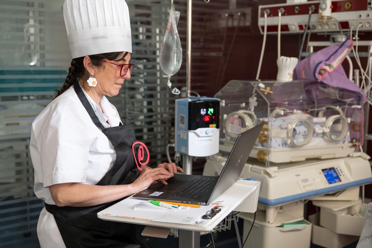 Los bebés ingresados en la UCI neonatal del Clínic se convierten en pequeños cocineros por Carnaval