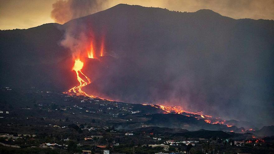 El volcà Cumbre Vieja expulsant lava i piroclast  | KIKE RINCÓN/EUROPA PRESS