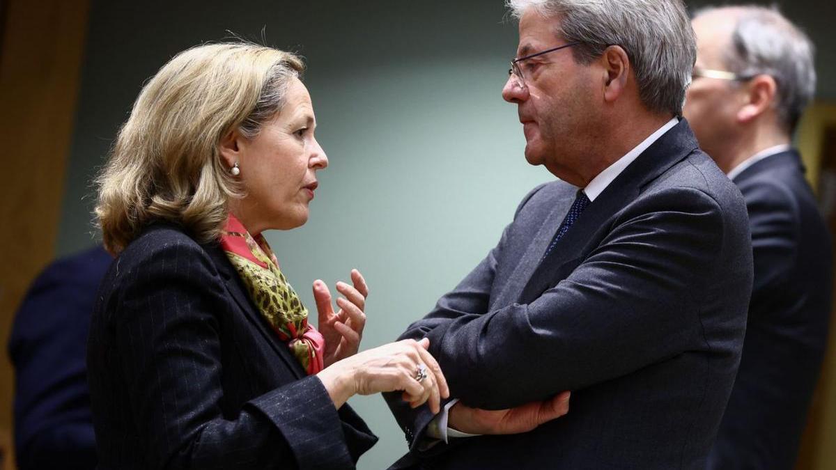 La vicepresidenta económica, Nadia Calviño, conversa con el comisario europeo de Trabajo, Paolo Gentiloni.