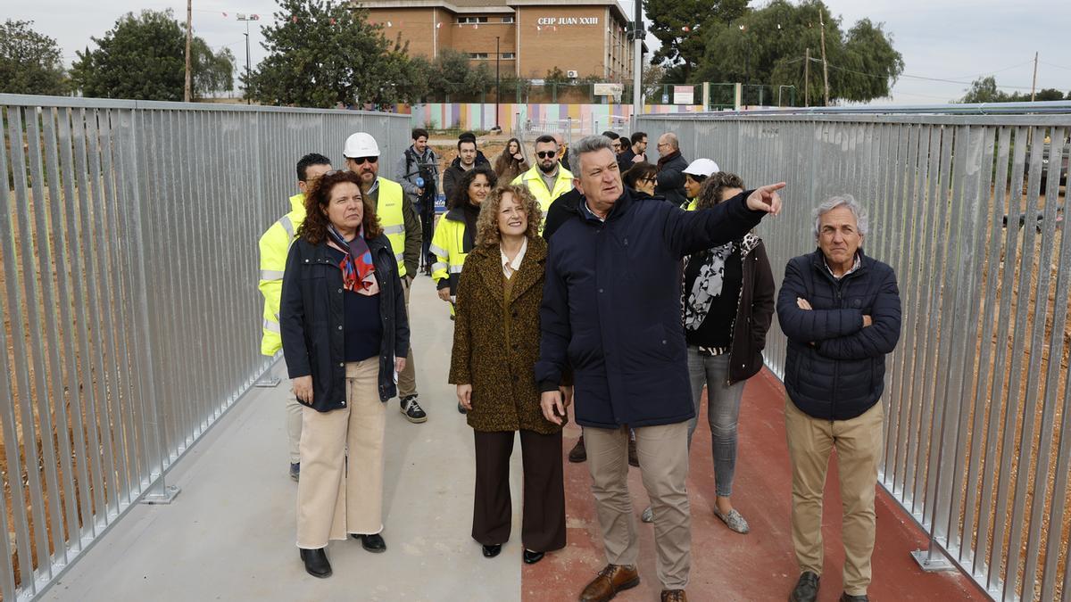 La nueva pasarela hacia el CEIP Juan XXIII de Torrent que abrirá el 7 de enero. El conseller Martínez Mus y la alcaldesa de Torrent, Amparo Folgado.