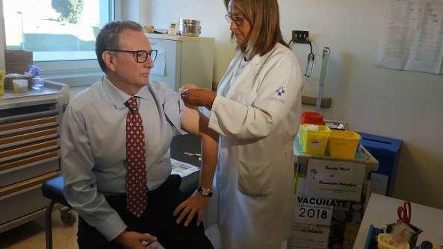 Del Busto visita las obras y aprovecha para ponerse la vacuna de la gripe