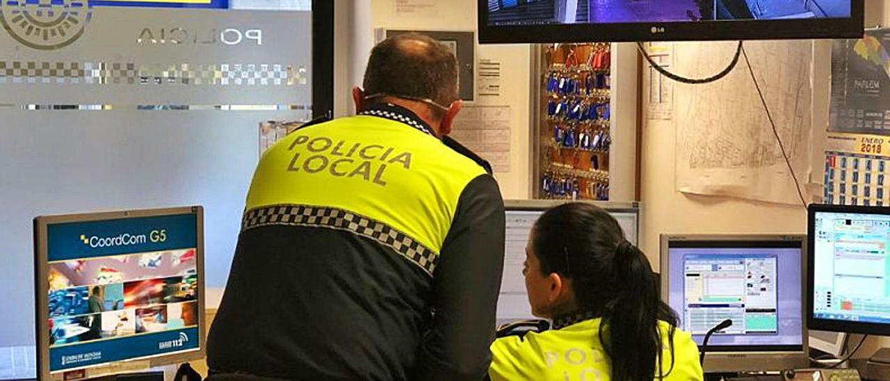 Dos agentes pertenecientes a una unidad policial que trabaja contra la violencia machista. |