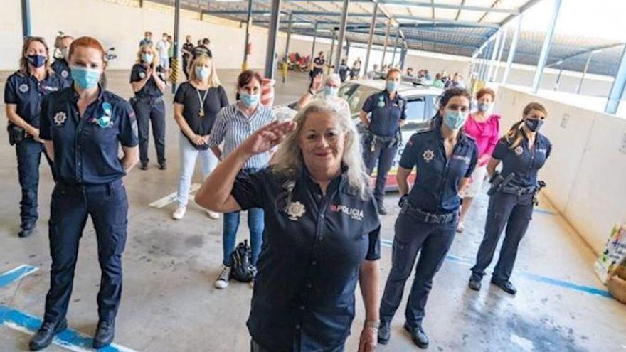 La primera mujer policía en Cartagena presta su último servicio