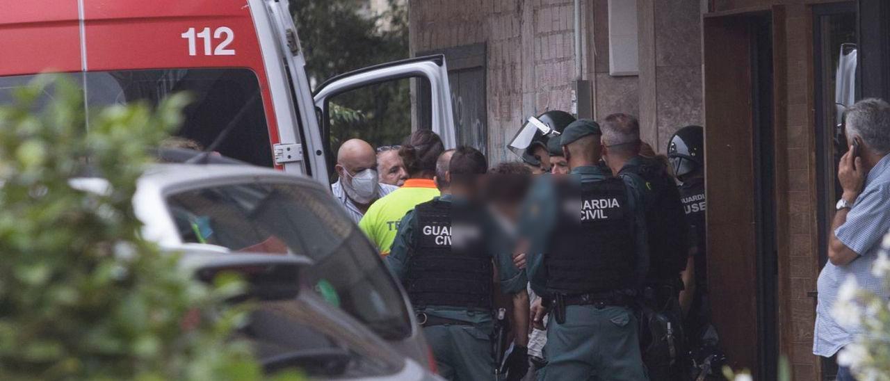 La cabeza del hombre asoma entre los guardias civiles antes de acceder a la ambulancia. Miki López