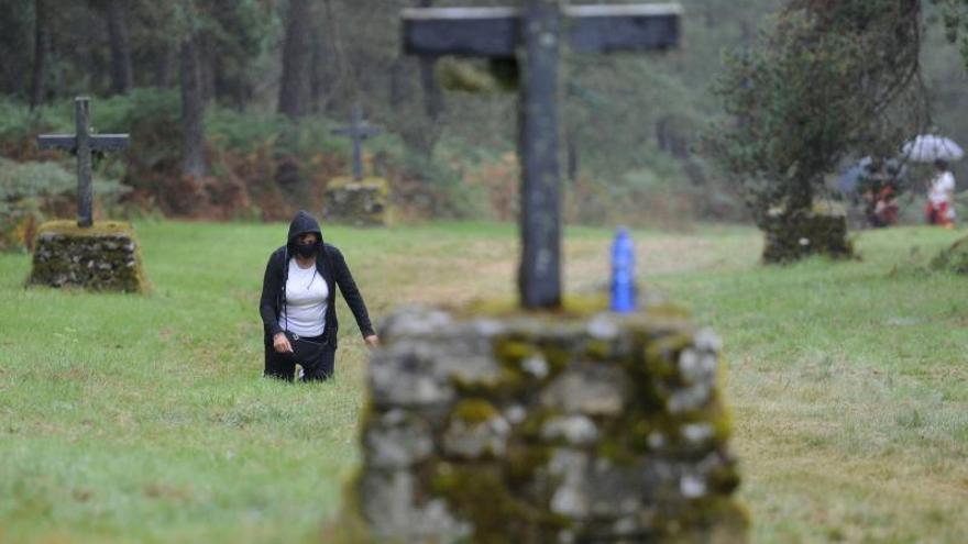 Una devota asciende ayer al santuario mariano de Faro.  | // BERNABÉ/JAVIER LALÍN 