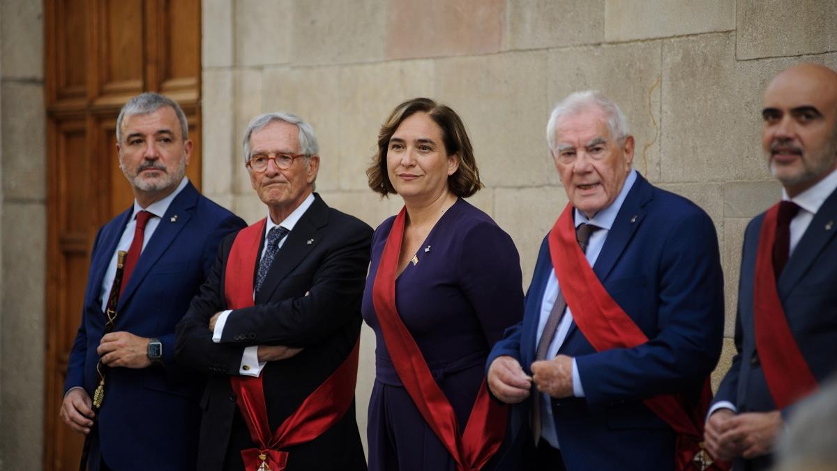 El alcalde Jaume Collboni con Xavier Trias, Ada Colau, Ernest Maragall y Daniel Sirera