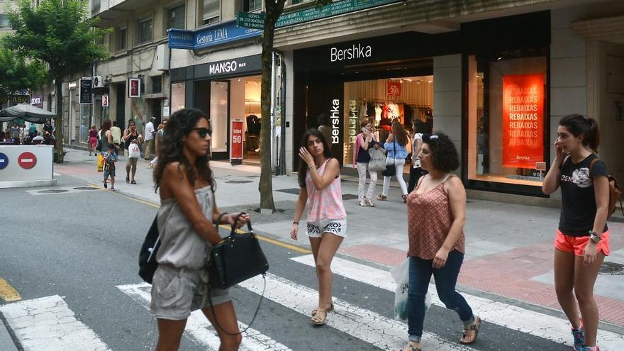 Un supermercado en la Oliva y na tienda Sfera en Benito Corbal