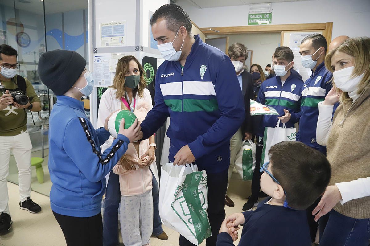 La visita del Córdoba CF al Hospital Reina Sofía en imágenes