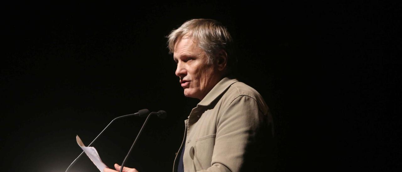 El actor Viggo Mortensen recita sus poemas en gallego en el Ágora de A Coruña