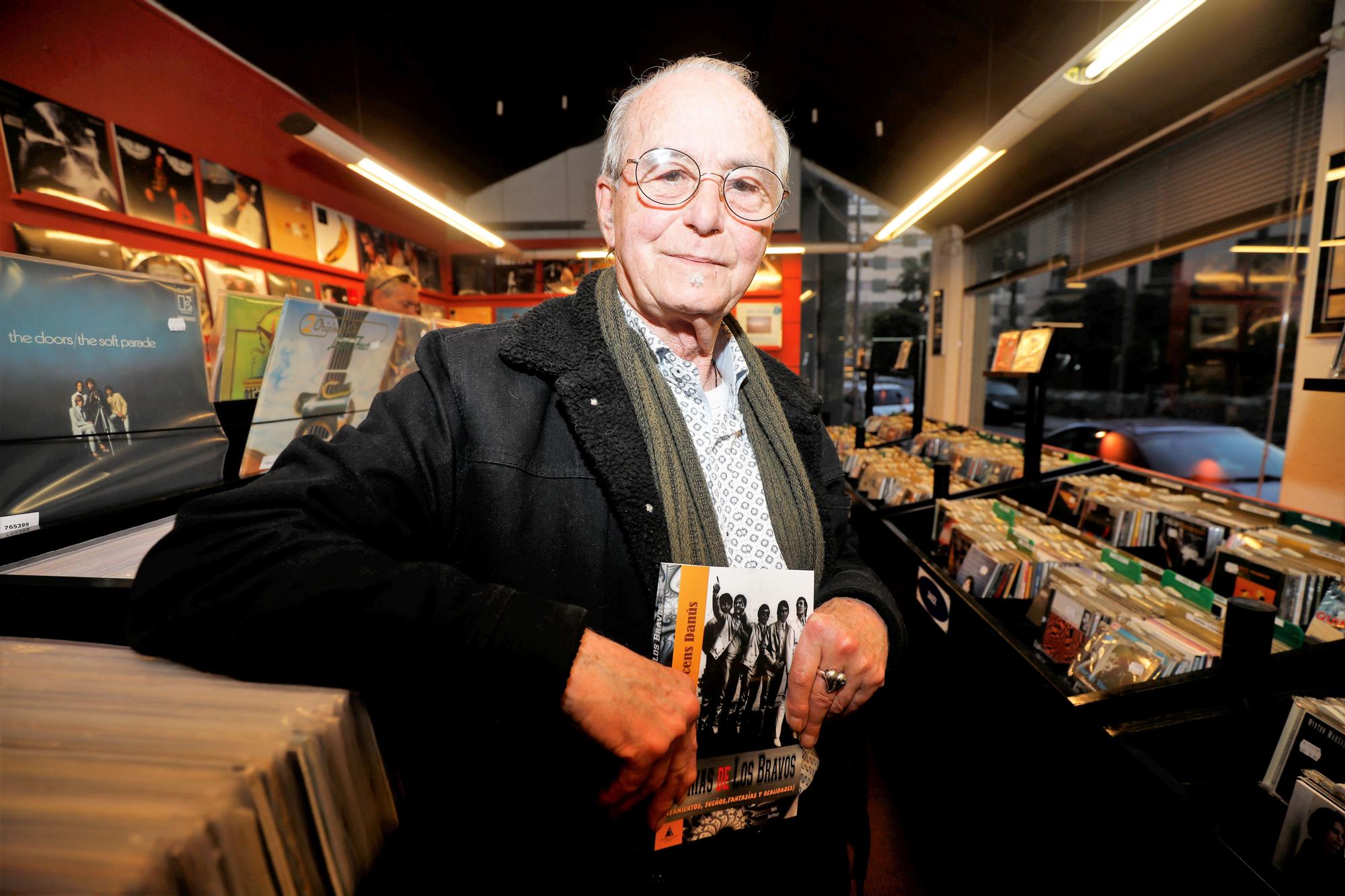 Miguel Vicens, en la tienda Xocolat, donde presentó hace unos años un libro dedicado a Los Bravos