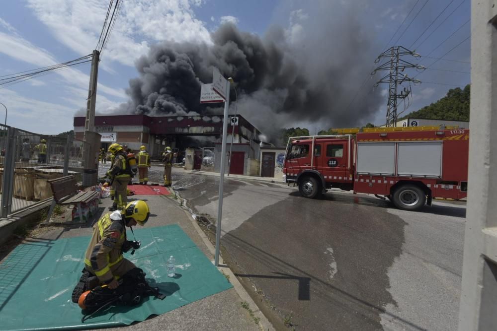 Incendi a la fàbrica Bo de debò a Sant Vicenç de Castellet