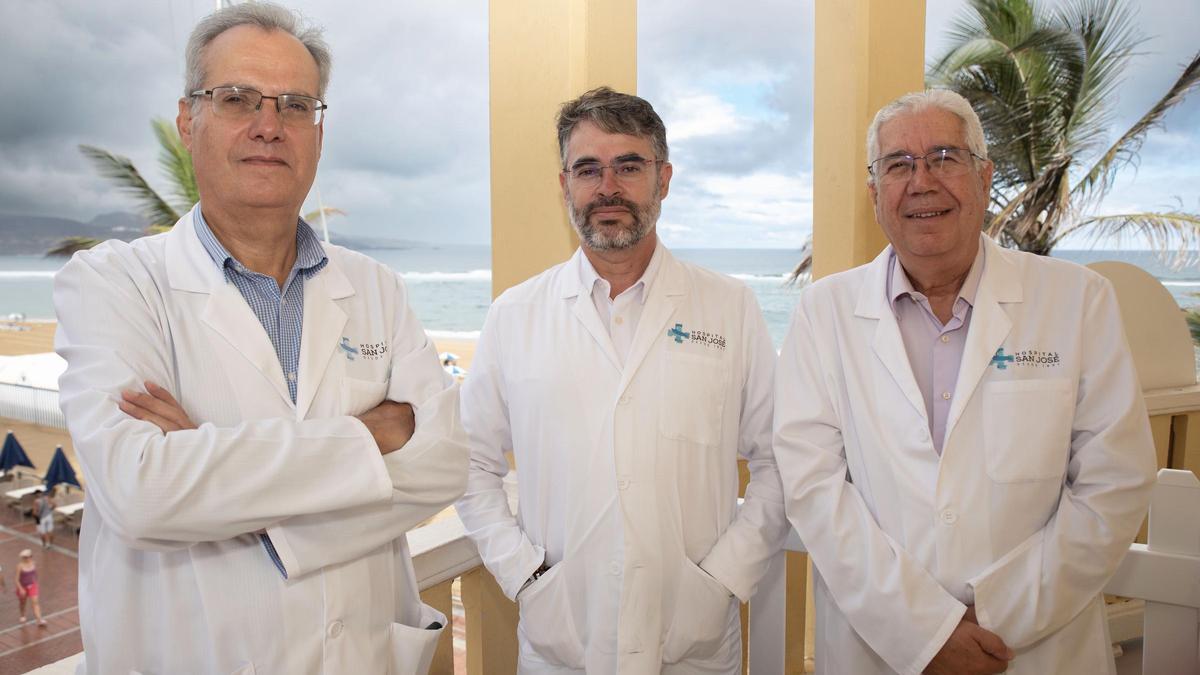 De izq. a drcha. Javier Rodríguez García, médico especialista en Geriatría, y los psicólogos clínicos, expertos en Neuropsicología, Domingo Quintana Hernández y José Antonio Estupiñán López