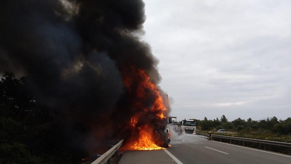 Retencions a l’AP-7 a Ametlla de Mar per incendi d’un camió