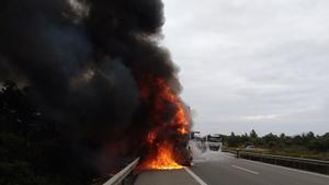 Retencions a l’AP-7 a Ametlla de Mar per incendi d’un camió