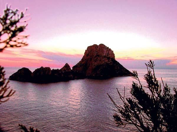Die kleine Insel Es Vedrà vor der Westküste von Ibiza.