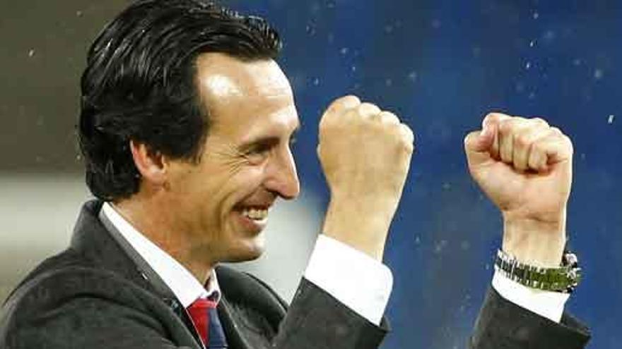 Emery festeja su tercer título de Europa League.