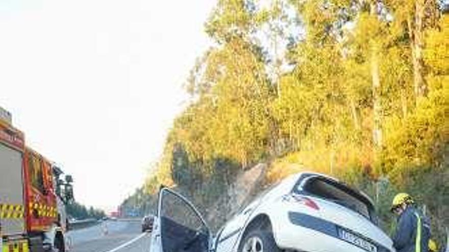 Un joven se empotra contra una señal tras chocar con un coche averiado en la autovía do Salnés