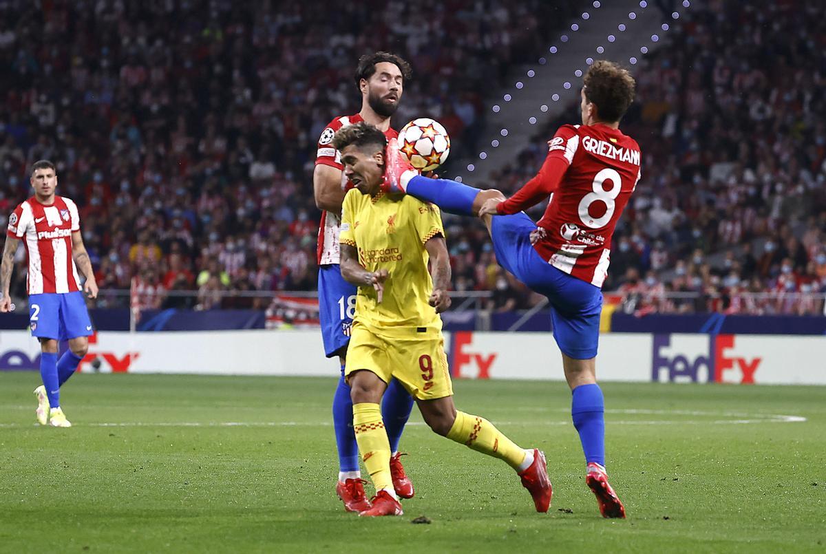 Antoine Griezmann, en la acción por la que vio la tarjeta roja.